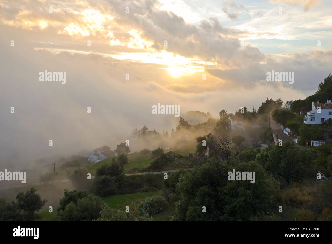Nubes de Stratus bajos en el campo de Mijas, niebla niebla. Andalucía. España. Foto de stock