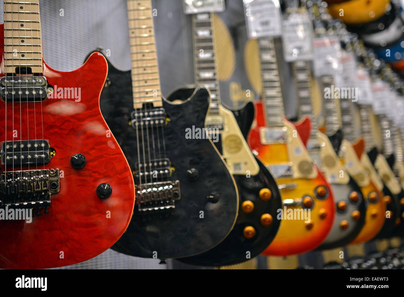 Una fila de guitarras Gibson para venta en el Guitar Center en West 14th Street en Manhattan, Ciudad de Nueva York Foto de stock