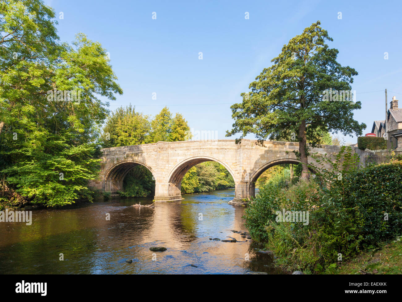 Bubnell Puente sobre el río Derwent en el Peak District aldea de Baslow, Derbyshire, Inglaterra, Reino Unido. Foto de stock