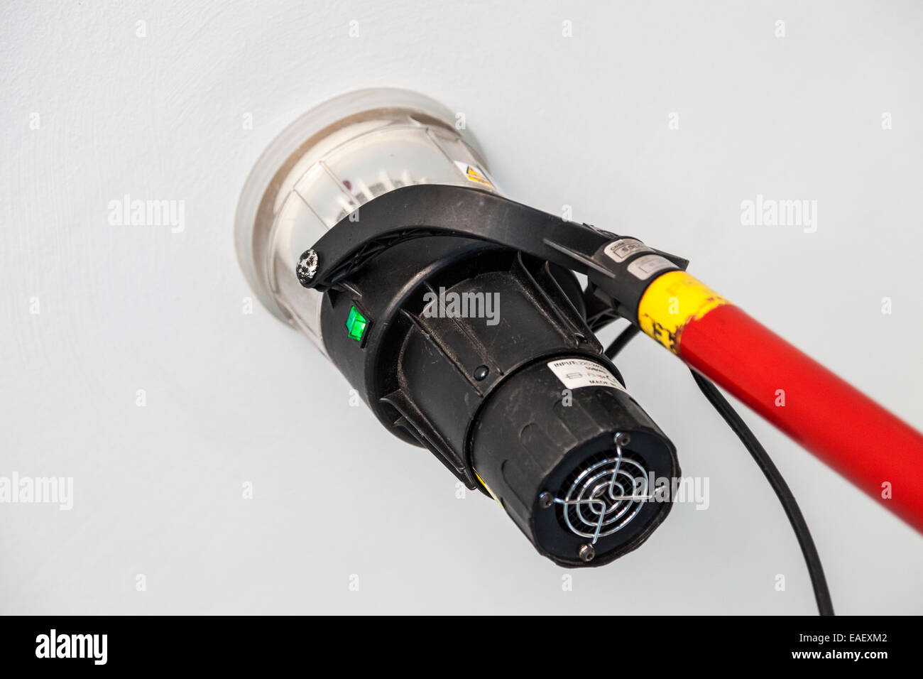 Control de alarma de incendio con un tubo detector de humo, REINO UNIDO Foto de stock