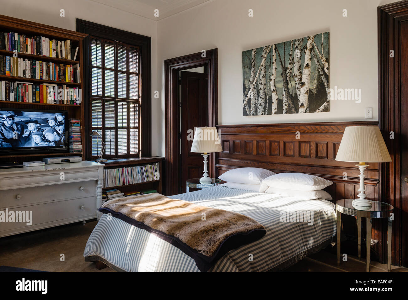 Frank Faulkner Birch pintando encima de la cama en la habitación con  espejos mesas laterales y persianas de madera originales y marcos de puertas  Fotografía de stock - Alamy