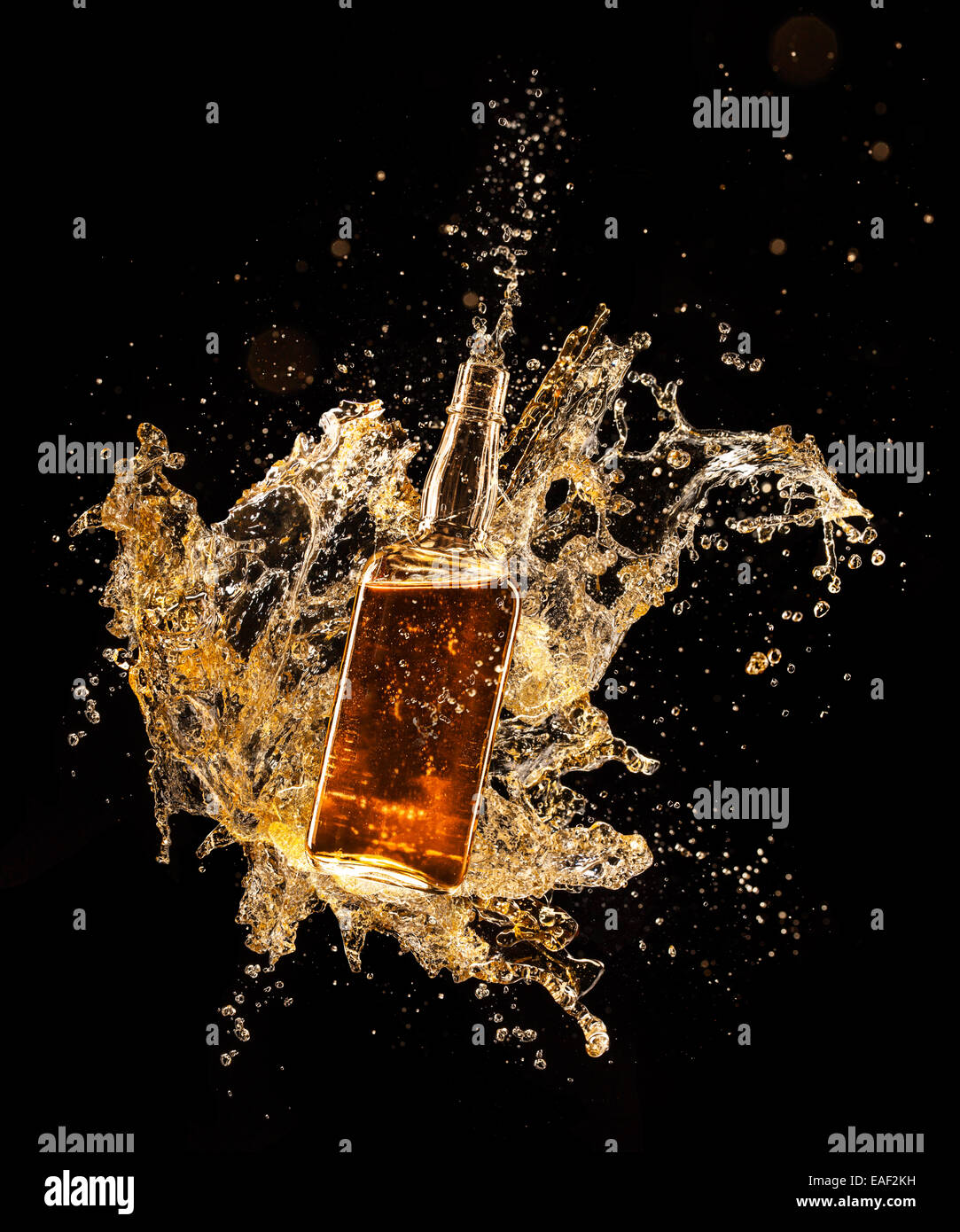 Concepto de licor chapuleteando botella, aislado sobre fondo negro