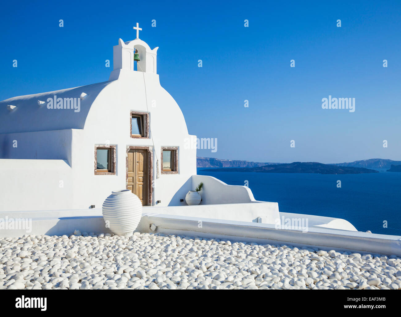 Iglesia de Agios Vasilios blanco con vistas al mar Egeo, Oia, Santorini (Thira), Islas Cícladas, Las Islas Griegas, Grecia, Europa Foto de stock