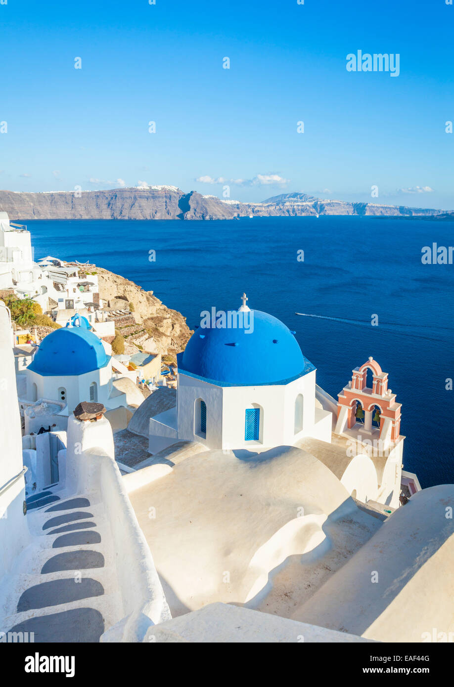 Iglesia griega blanca con cúpula azul y rosa Bell Tower, Oia, Santorini, Thira, Islas Cícladas, Las Islas Griegas, Grecia, UE, Europa Foto de stock
