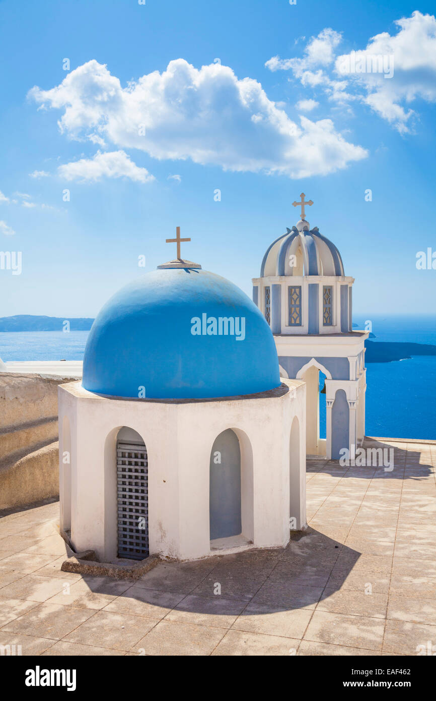 Campanarios de Iglesia Ortodoxa con vistas a la caldera de Fira, Santorini Thira islas Cícladas del Mar Egeo, Grecia, Europa la UE Foto de stock