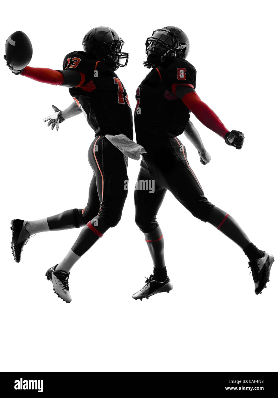 Dos jugadores de fútbol americano en celebración de touchdown silueta sombra sobre fondo blanco. Foto de stock