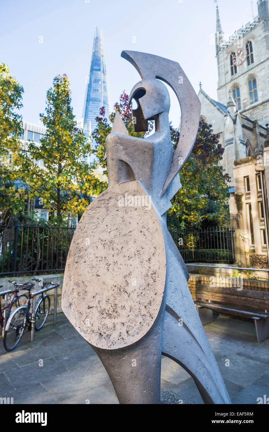Guerrero griego estatua, una escultura de arte moderno en el terraplén por la Catedral de Southwark, Londres, con el casco en el fondo Foto de stock