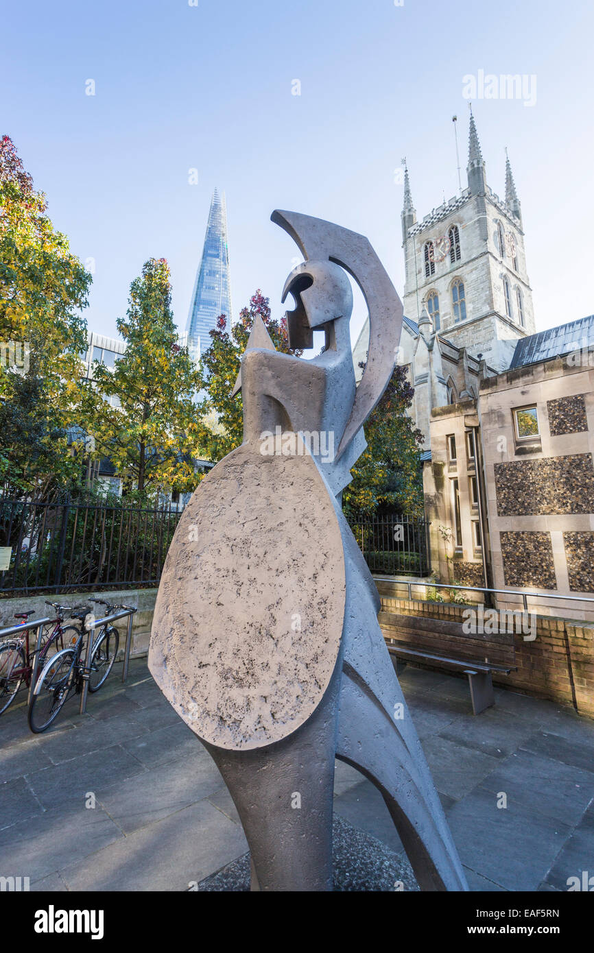 Guerrero griego estatua, una escultura de arte moderno en el terraplén por la Catedral de Southwark, Londres, con el casco en el fondo Foto de stock