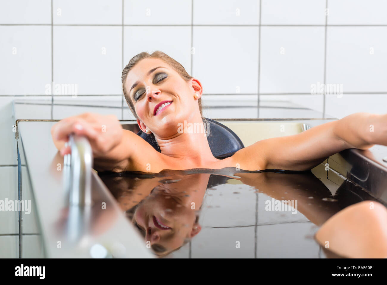 Mujer Senior disfrutar de baños de barro terapia alternativa Foto de stock