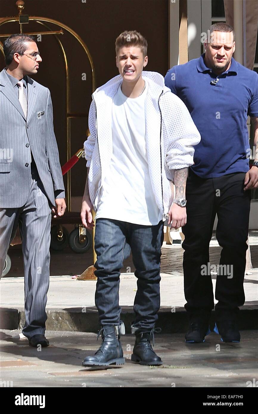 Justin Bieber en puente de red blanca, jeans y botas de combate negro deja  el Four Seasons en el día de la madre con: Justin Bieber donde: Los  Angeles, California, Estados Unidos