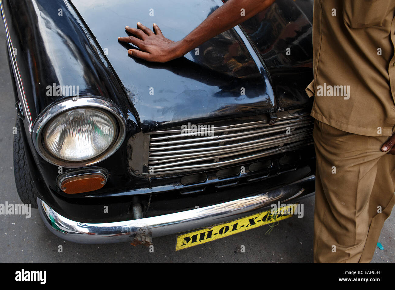 Un conductor y su viejo Premier Padmini taxi coche en Mumbai, India Foto de stock