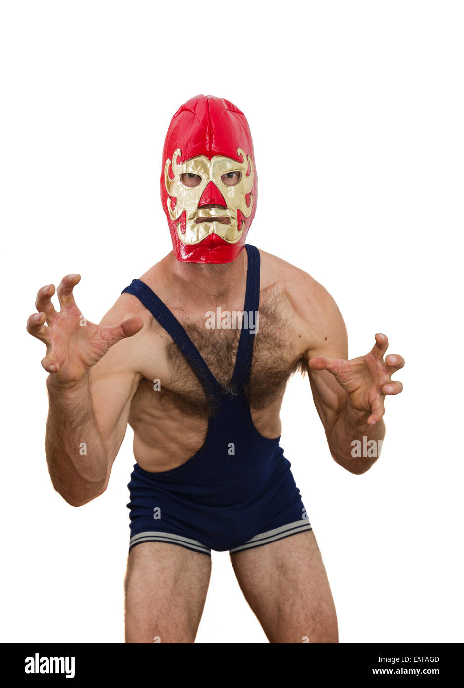 Un varón de mediana edad con máscara de lucha libre profesional sobre fondo blanco. Foto de stock