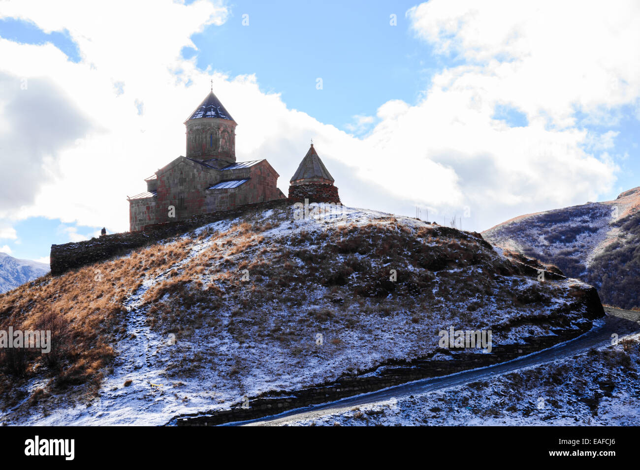 Trinidad Gergeti Iglesia está en el monte Kazbek en Georgia oriental Foto de stock