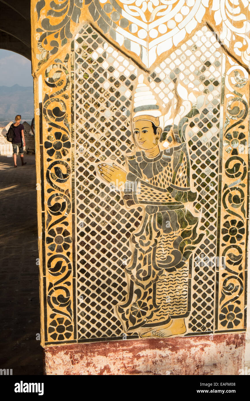 Detalle del mosaico de azulejos,a,Templo pagoda, en la parte superior de la colina de Mandalay, Mandalay, Myanmar, Birmania, Sudeste Asiático, Asia Foto de stock