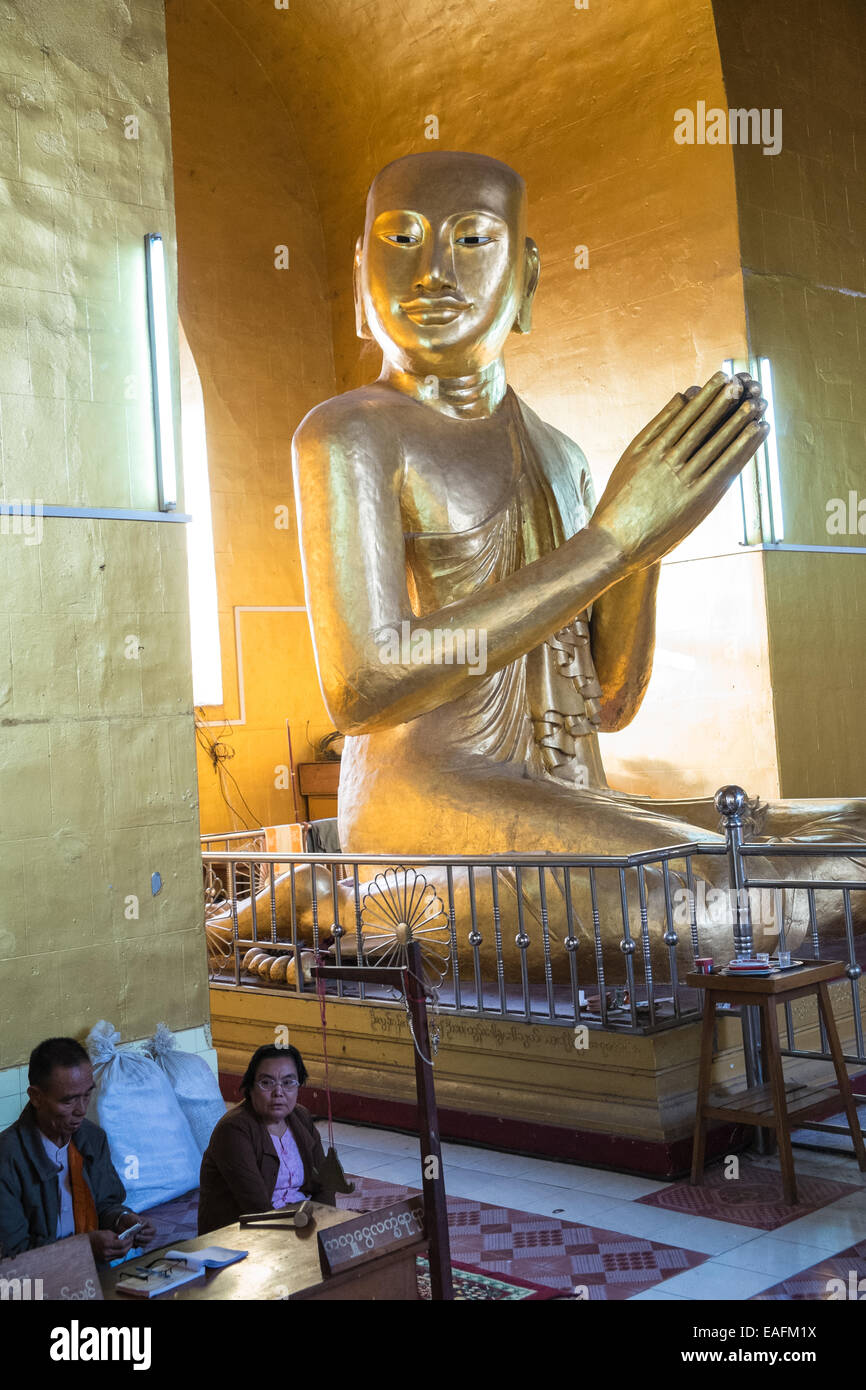 Estatua de oro operadora con base de Buda, la Pagoda Byardeikpaye,templo budista sobre la colina de Mandalay, Mandalay, Myanmar, Birmania, Asia, Foto de stock