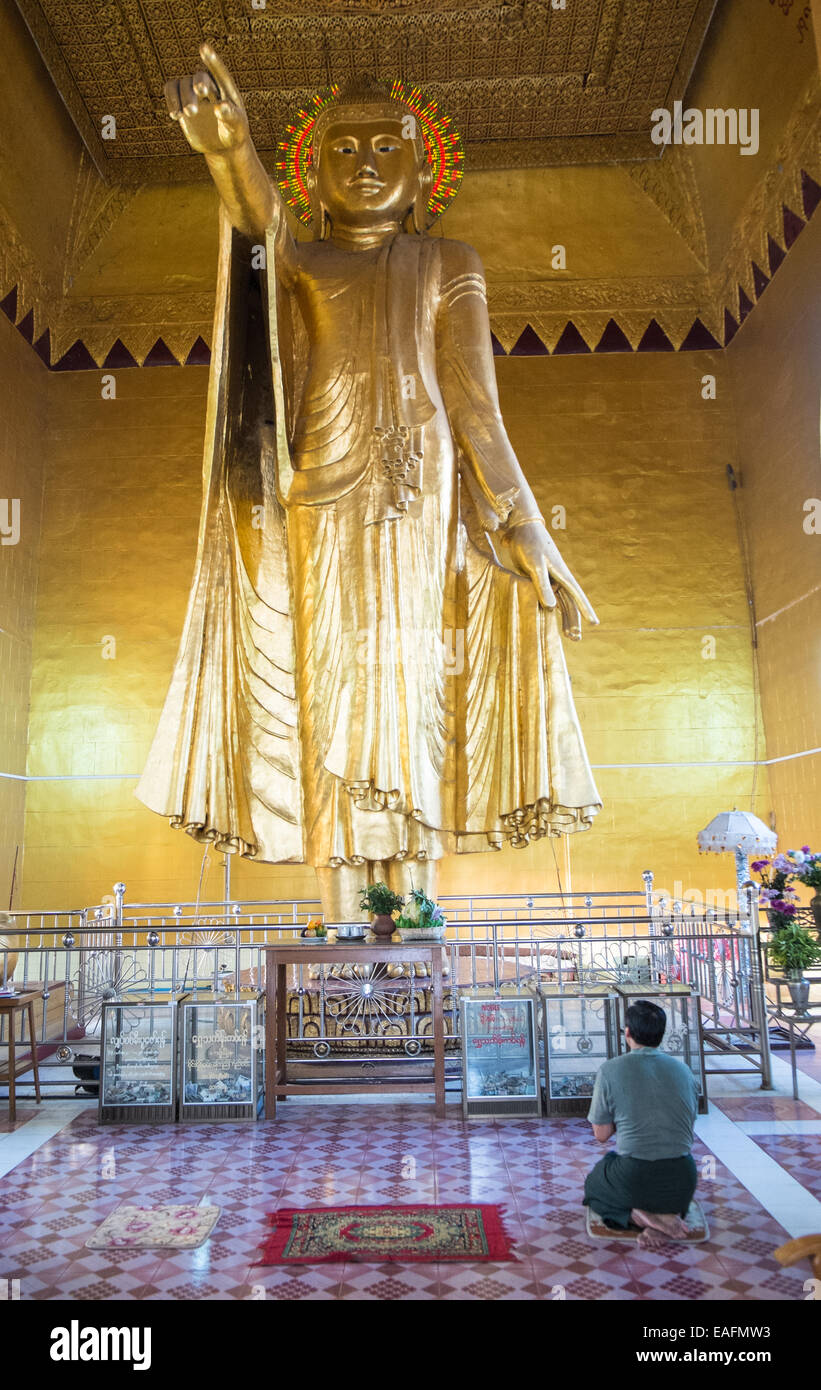 Orando local,adorando a Shweyattaw en templo budista sobre la colina de Mandalay, Mandalay, Myanmar, Birmania, Asia del Sur, Asia, Foto de stock
