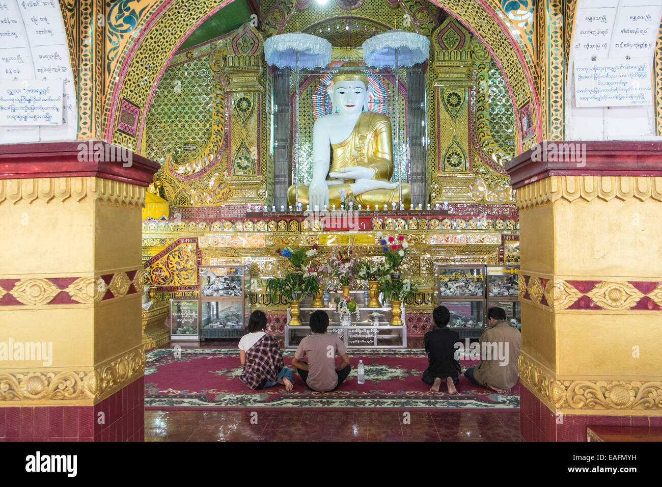 Los lugareños orando, adorando en el templo budista de la Pagoda Sutaungpyei en Mandalay Hill, Mandalay, Myanmar, Birmania, Asia del Sur, Asia, Foto de stock