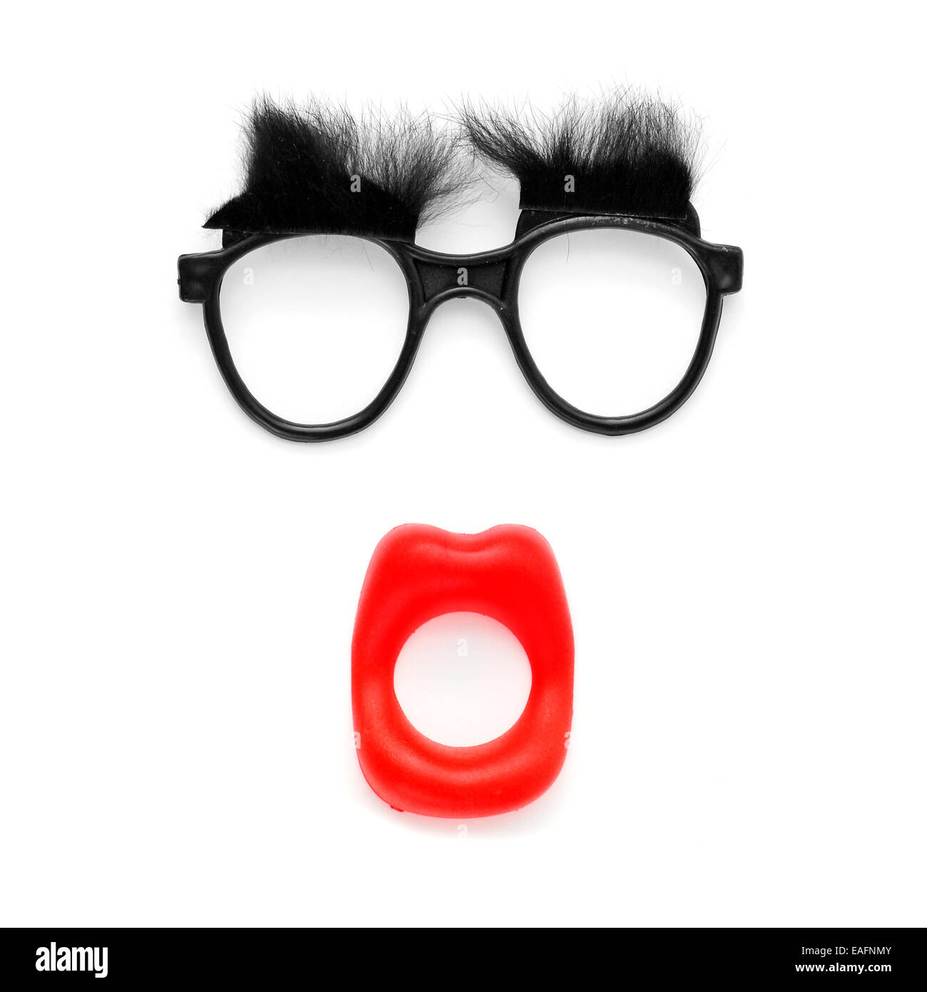 Cara graciosa: fake gafas y cejas y boca abierta sobre un fondo blanco. Foto de stock