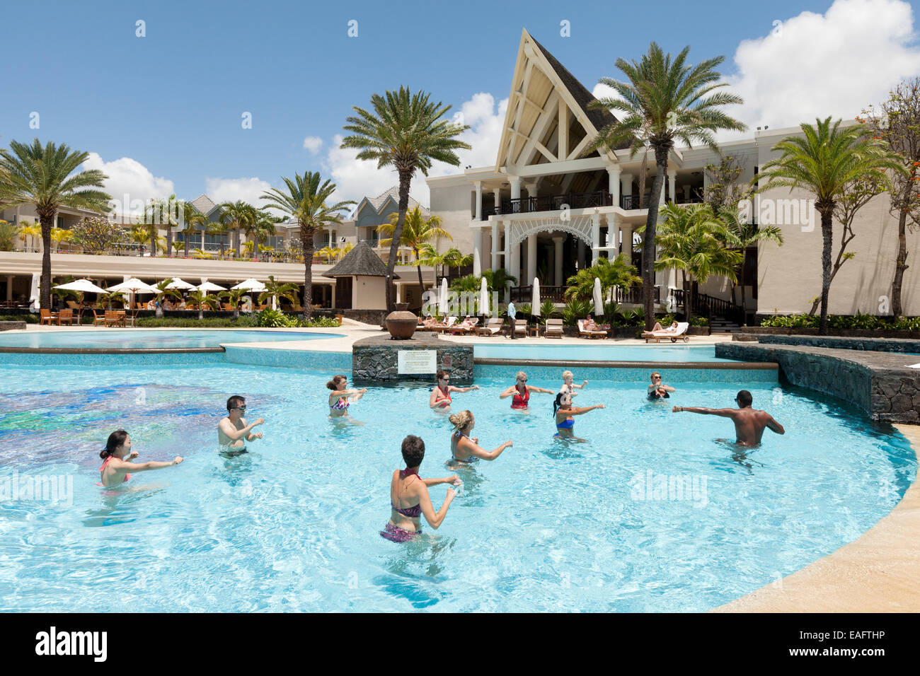 Los huéspedes del Hotel haciendo una clase de ejercicios aeróbicos en el agua de la piscina en Los huéspedes del Hotel haciendo una clase de ejercicios aeróbicos en el agua de la piscina en