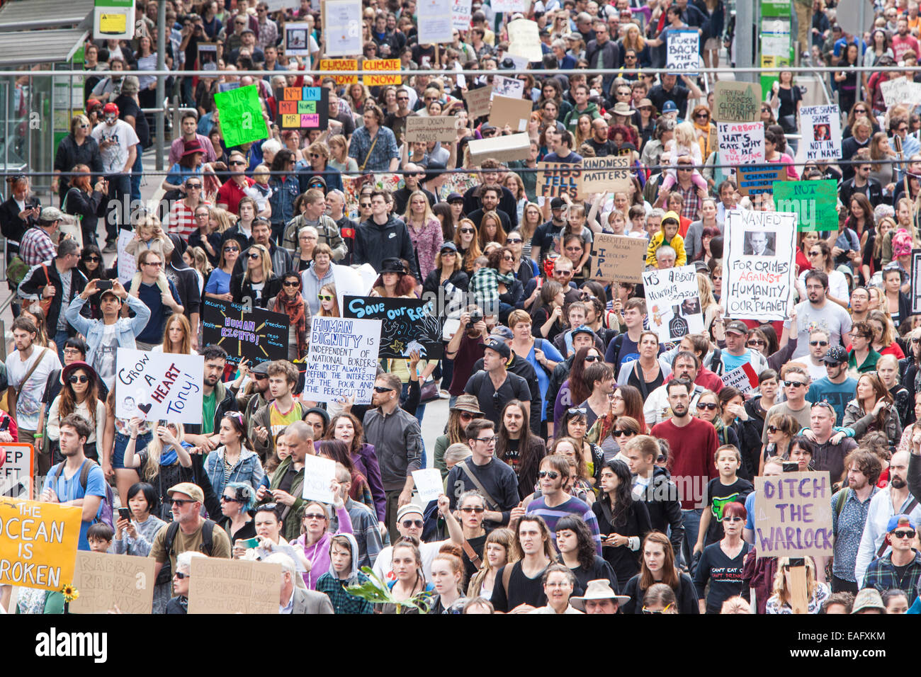 MELBOURNE, Australia - 16 de marzo: Marzo en marzo en protesta por el poder de la gente, un voto de no confianza en el Liberal, Tony Abbott le Foto de stock
