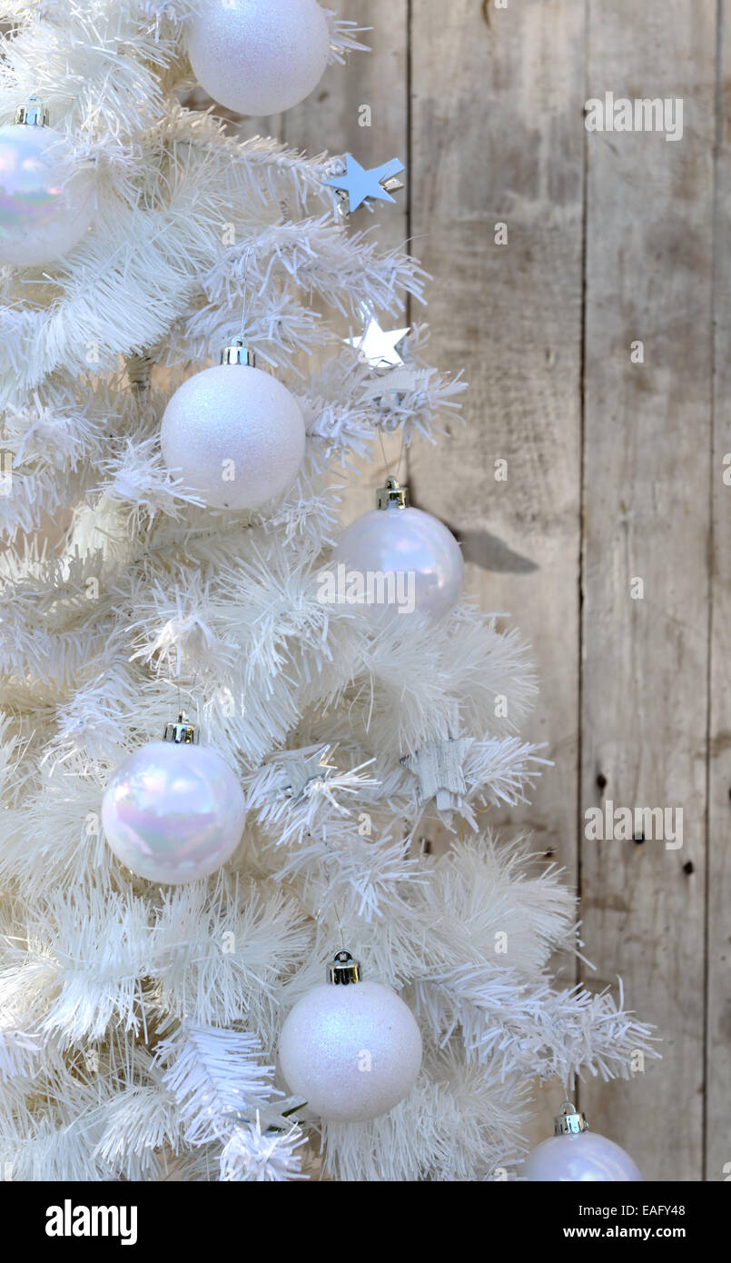 Parte del árbol de navidad con decoración blanco sobre fondo de madera  Fotografía de stock - Alamy