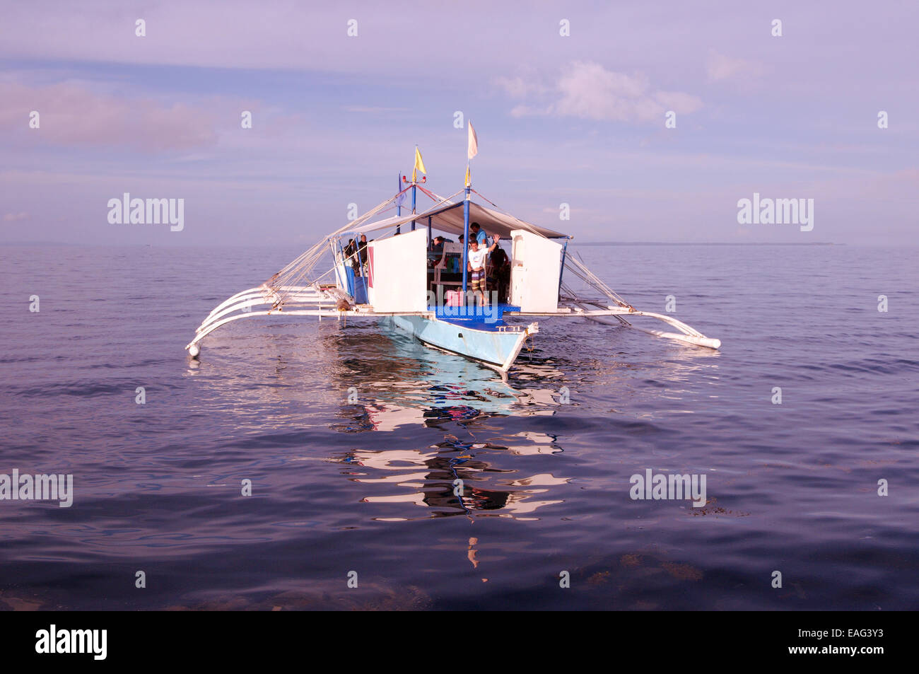 Filipinas bangca tradicional barco (canoa Outrigger) Mar Bohol, Filipinas, el Sureste de Asia, Foto de stock