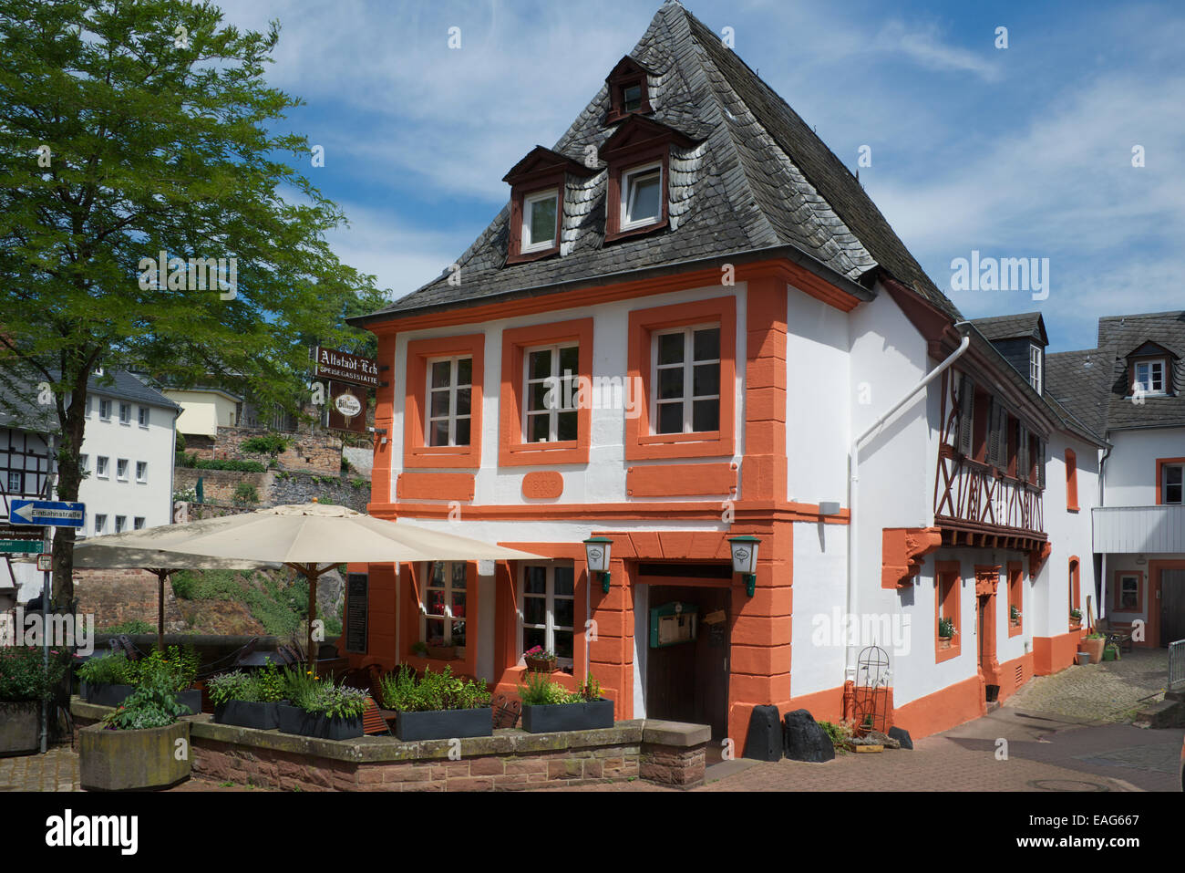 Hostal en el centro histórico Saarburg Saarland Alemania Foto de stock