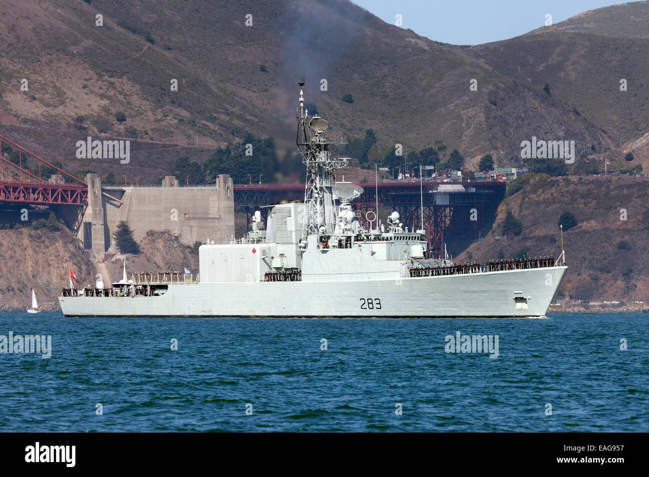 El Iroquois destructor clase HMCS Algonquin (DDG 283) entra en la Bahía de San Francisco en octubre de 2012. HMCS Algonquin fue encargado i Foto de stock
