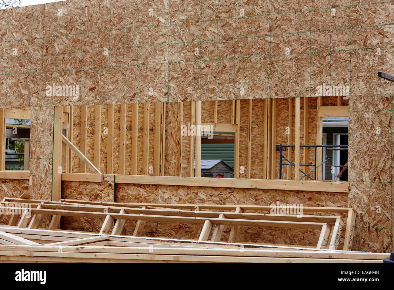 Construcción típica casa de entramado de madera con los paneles de chapa Saskatchewan Canadá Foto de stock