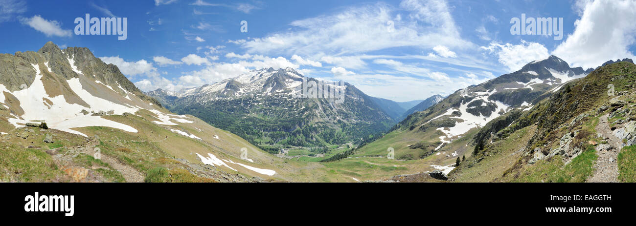 Del macizo de la Maladeta y la frontera en los Pirineos españoles Foto de stock