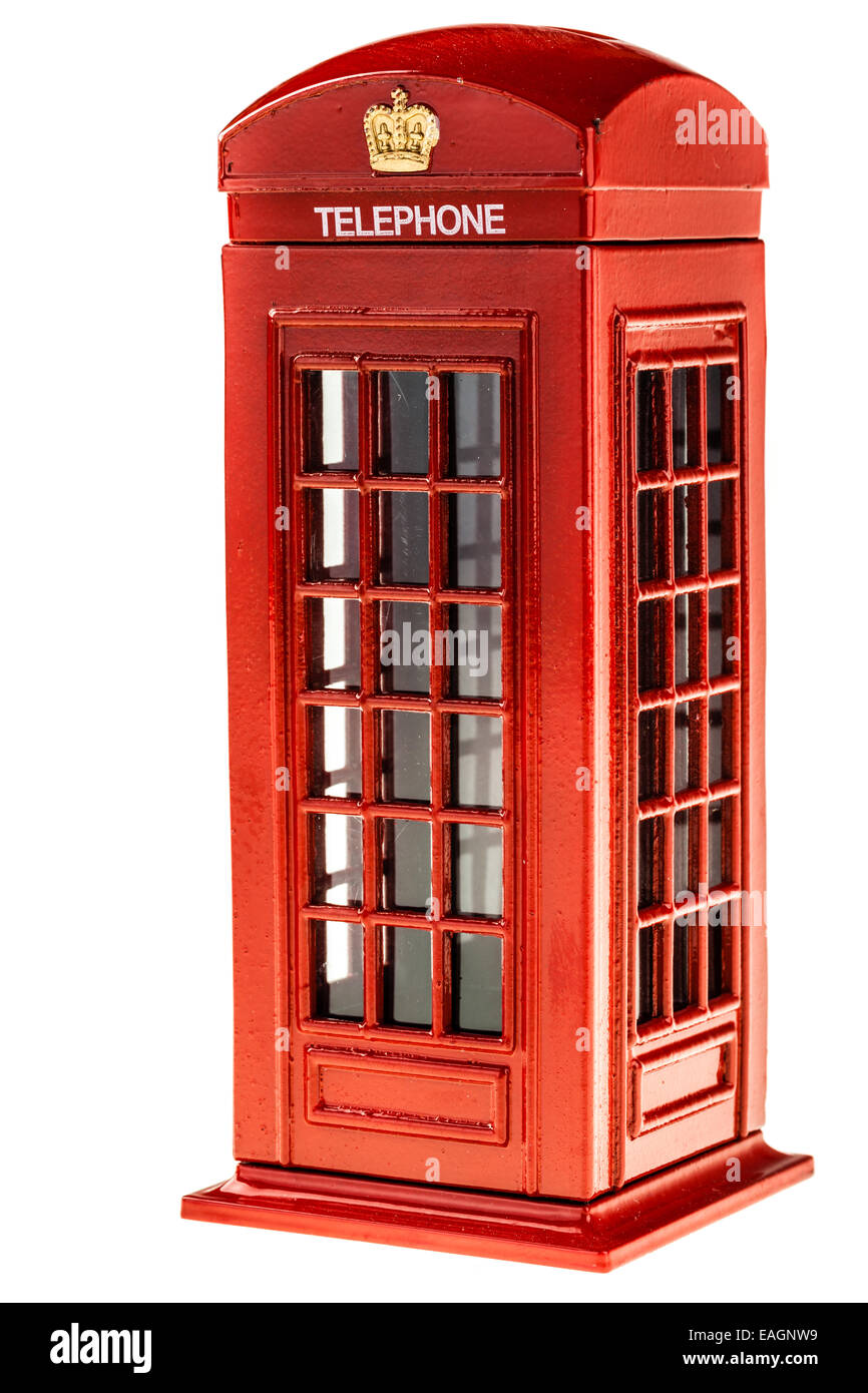 Una típica cabina de teléfono rojo en inglés aislado sobre un fondo blanco. Foto de stock