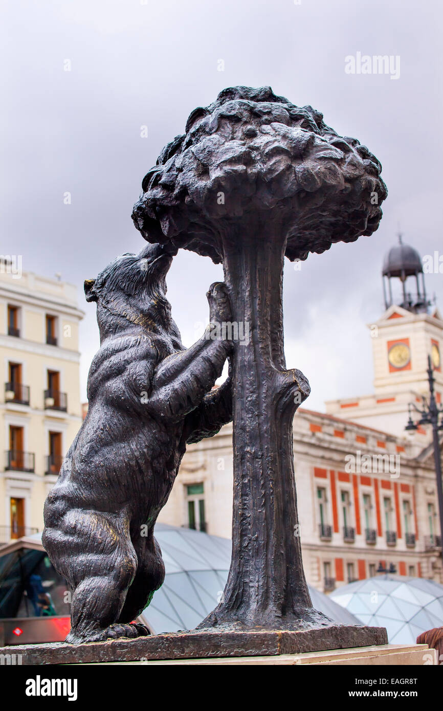 Oso y Morera El Oso y El Madrono estatua símbolo de Madrid Puerta del Sol  Plaza Puerta del Sol Madrid España Fotografía de stock - Alamy