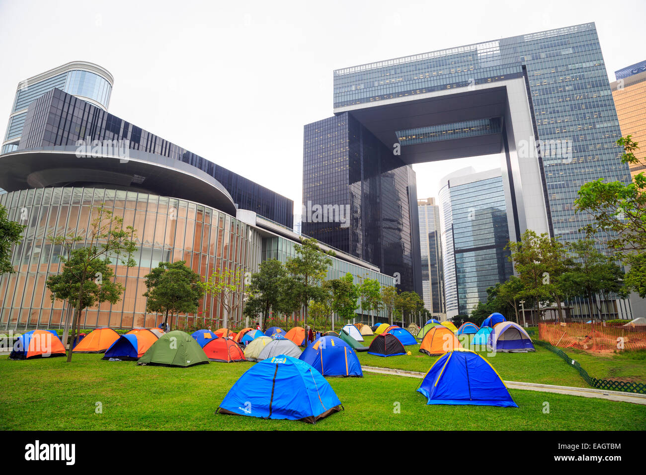 Los ocupantes están acampando fuera de las nuevas oficinas del gobierno central en Admiralty, Hong Kong Foto de stock