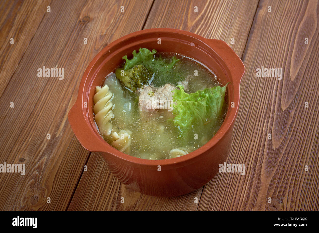 Invierno italiano sopa con pasta, brócoli y carne Foto de stock