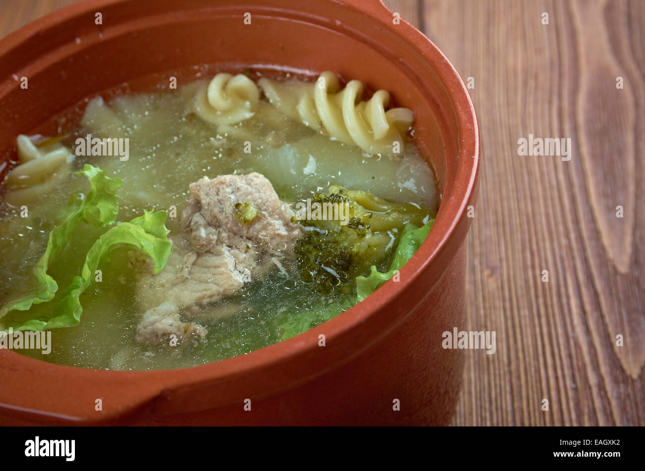 Invierno italiano sopa con pasta, brócoli y carne Foto de stock