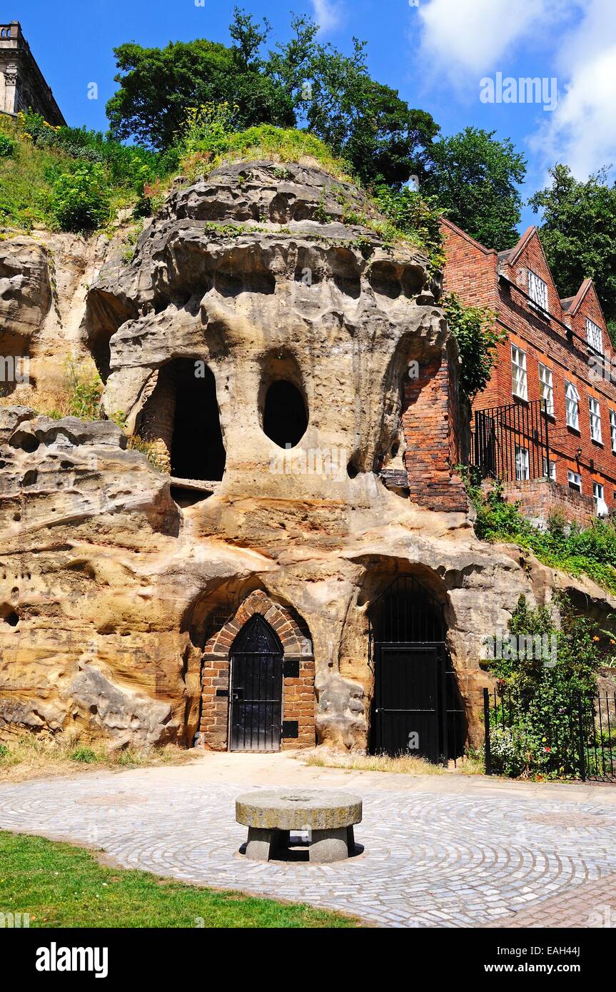 Montículo del castillo cuevas en Castle Rock, Nottingham, Nottinghamshire, Inglaterra, Reino Unido, Europa Occidental. Foto de stock