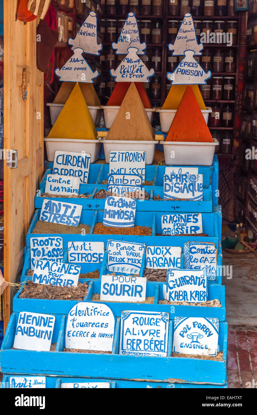 Especias orientales para la venta en la medina de Essaouira, Marruecos, África Foto de stock