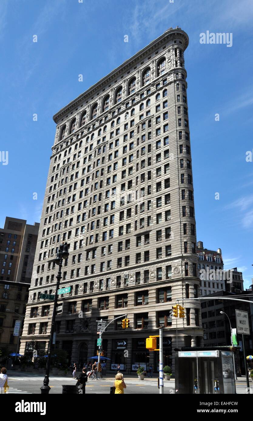 Nueva York: el legendario edificio Flatiron en la Quinta Avenida y la calle 23 Oriente es considerada como la Ciudad de Nueva York la primera 'skyscraper' Foto de stock