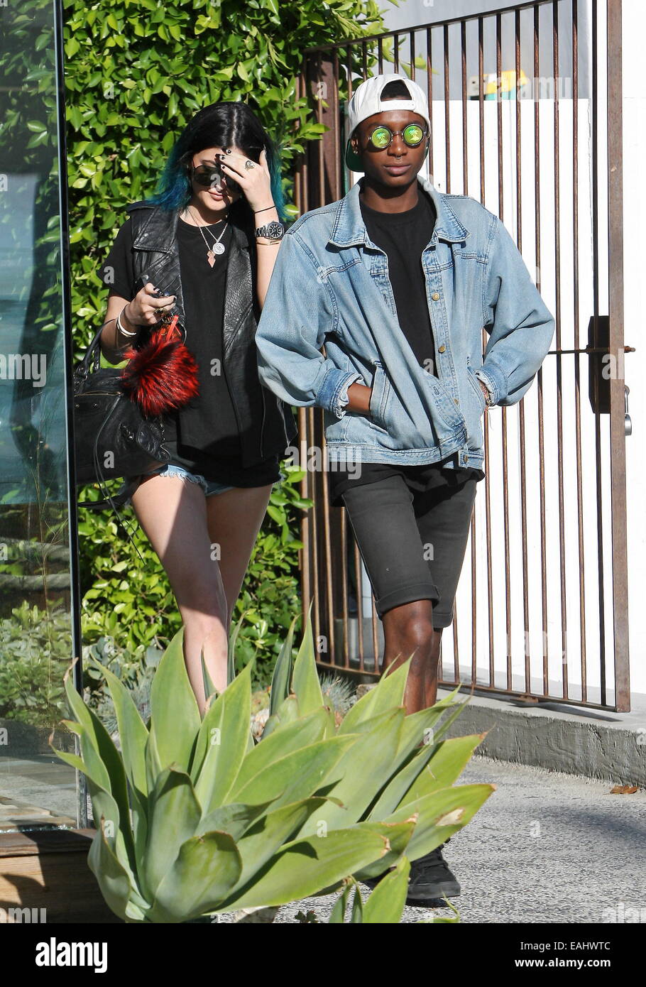 Kylie Jenner visto con nuevo color de cabello, teñido con los extremos azul  oscuro, mientras camina de vuelta a su coche en pequeñísimos denim shorts y  chaqueta de cuero negro en West