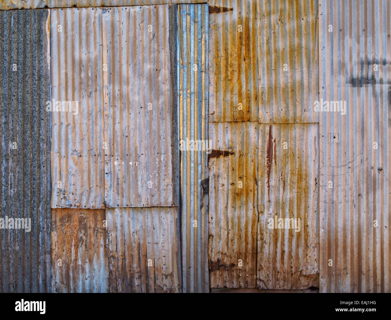 Detalle de pared antiguo grunge metal oxidado choza abandonada de estaño brillante arquitectura espacio copia fondo abstracto rayado Foto de stock