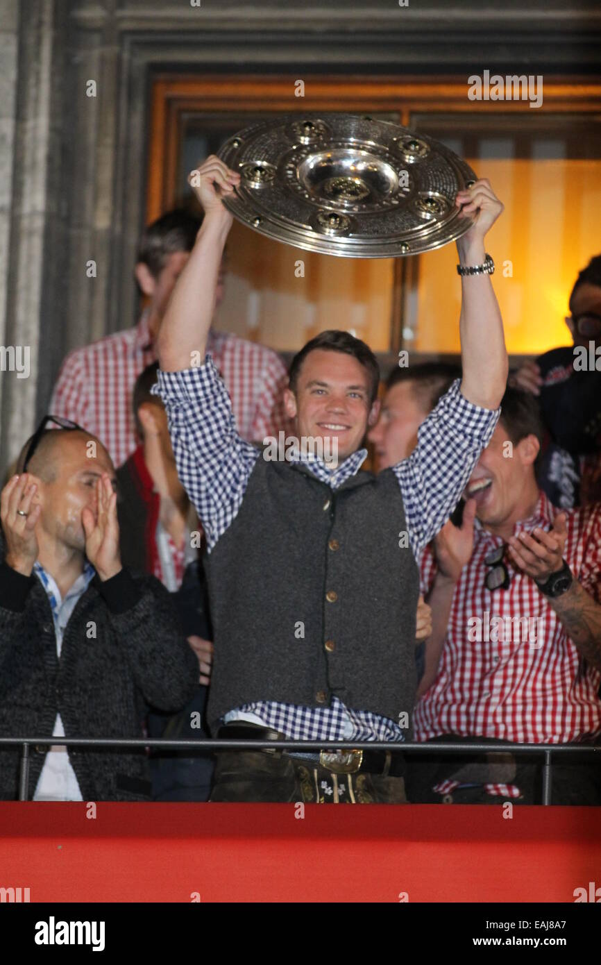 Manuel Neuer celebrando el FC Bayern München ganar la Liga de Campeones en el City Hall. Featuring: Manuel Neuer donde: Munich, Alemania Cuando: 10 de mayo de 2014 Foto de stock