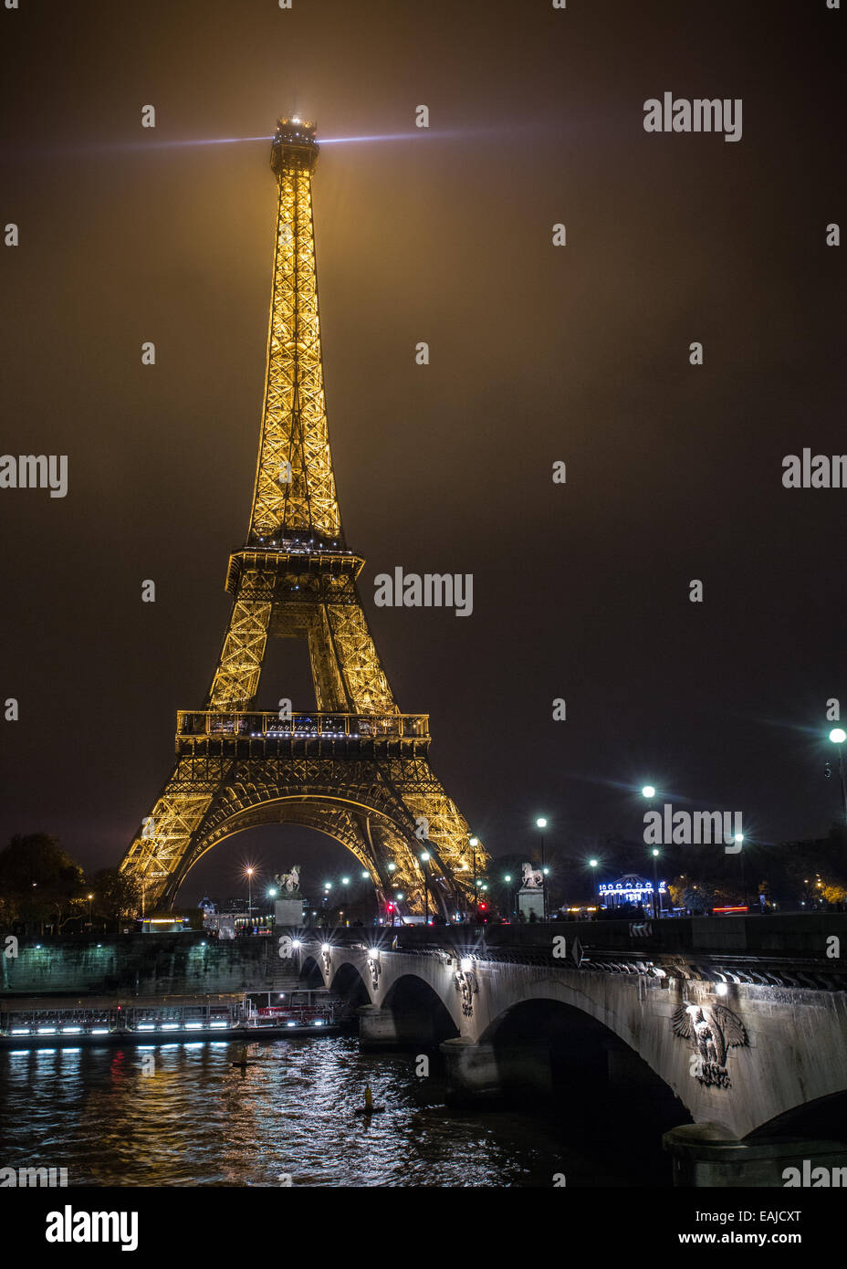 La Torre Eiffel de noche Foto de stock
