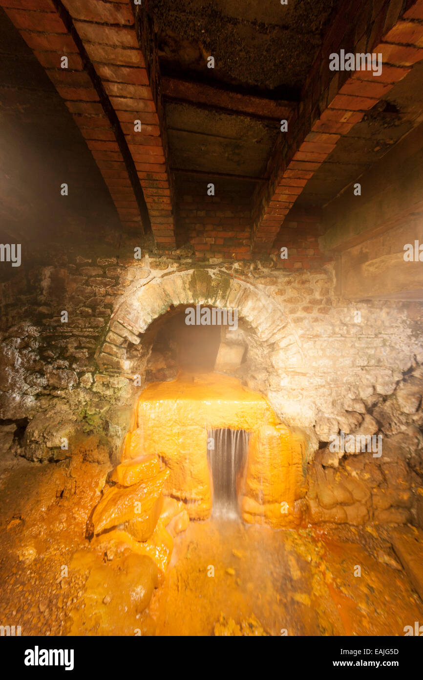 El drenaje de los Baños Romanos en Bath, Somerset Foto de stock
