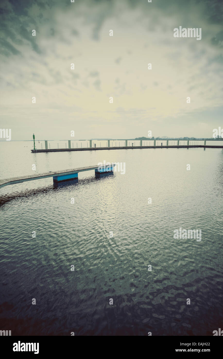Retro imagen filtrada del lago al atardecer. Foto de stock