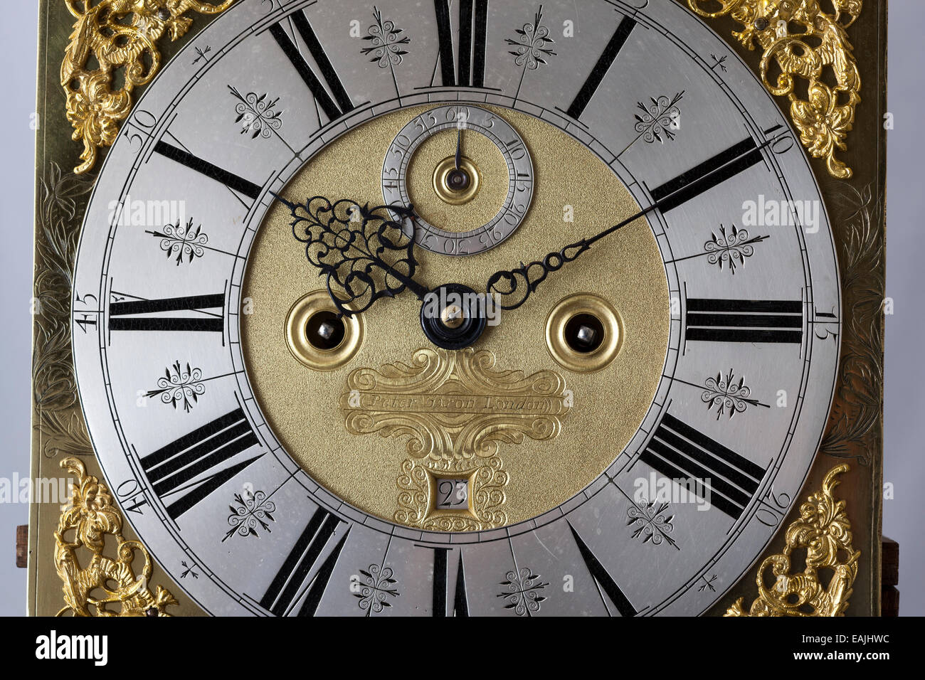 Un antiguo reloj de pie Foto de stock