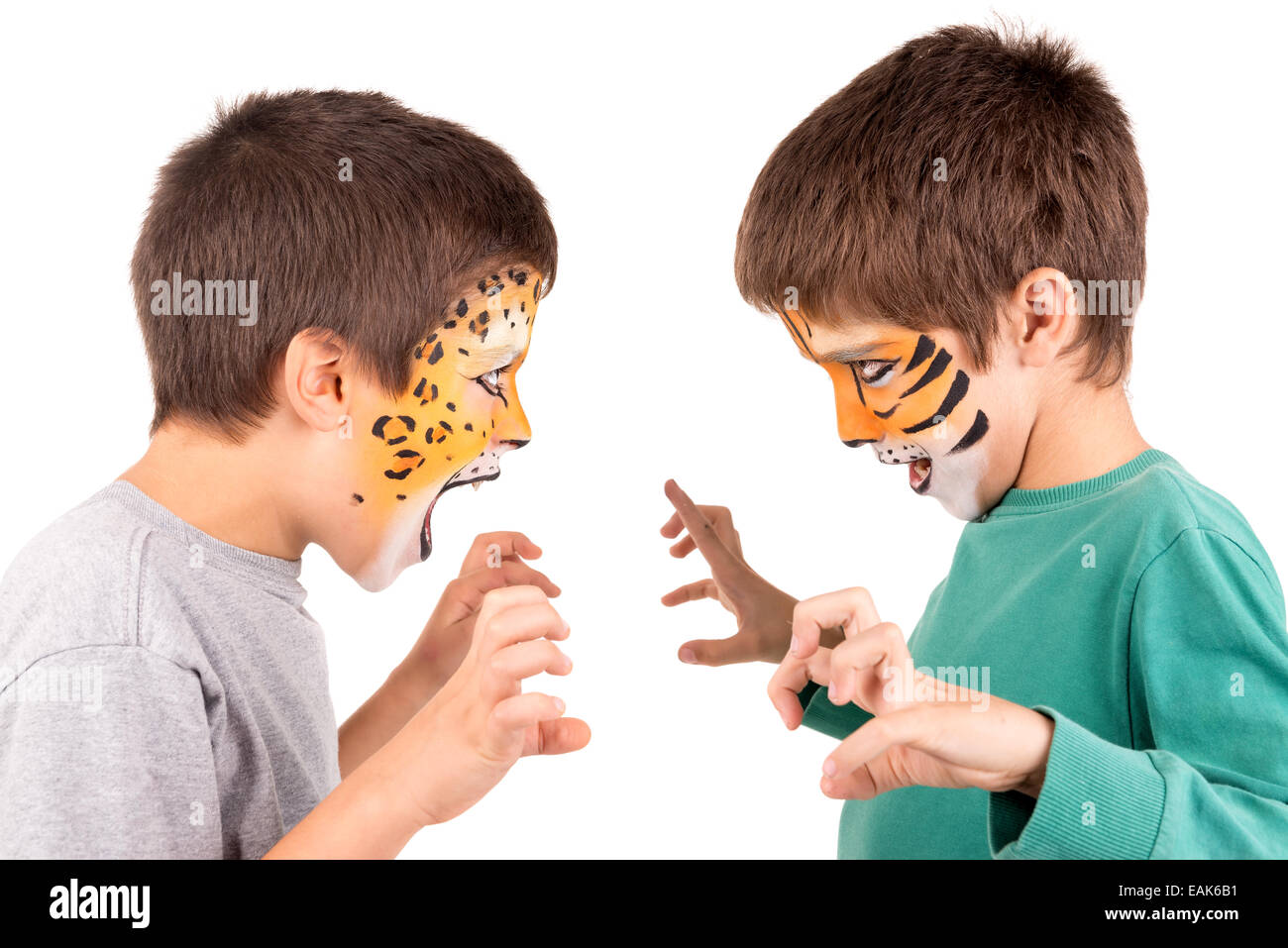 Los muchachos con cara felina-Paint roaring aislados en blanco Foto de stock