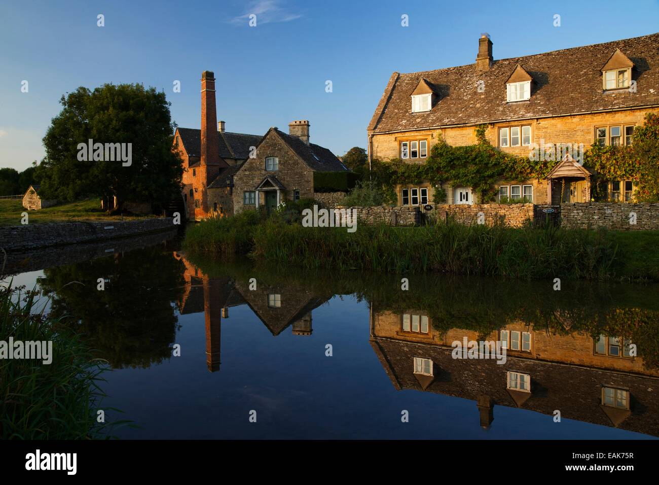 Antiguo molino y casas rurales por el río Windrush, Lower Slaughter, Cotswolds, Gloucestershire, Inglaterra, Reino Unido, GB Foto de stock