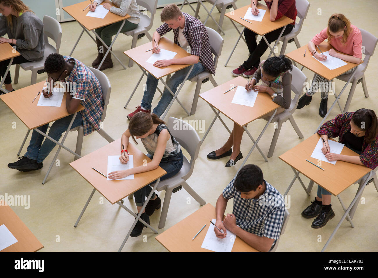 Vista elevada de estudiantes han escrito sus exámenes GCSE Foto de stock