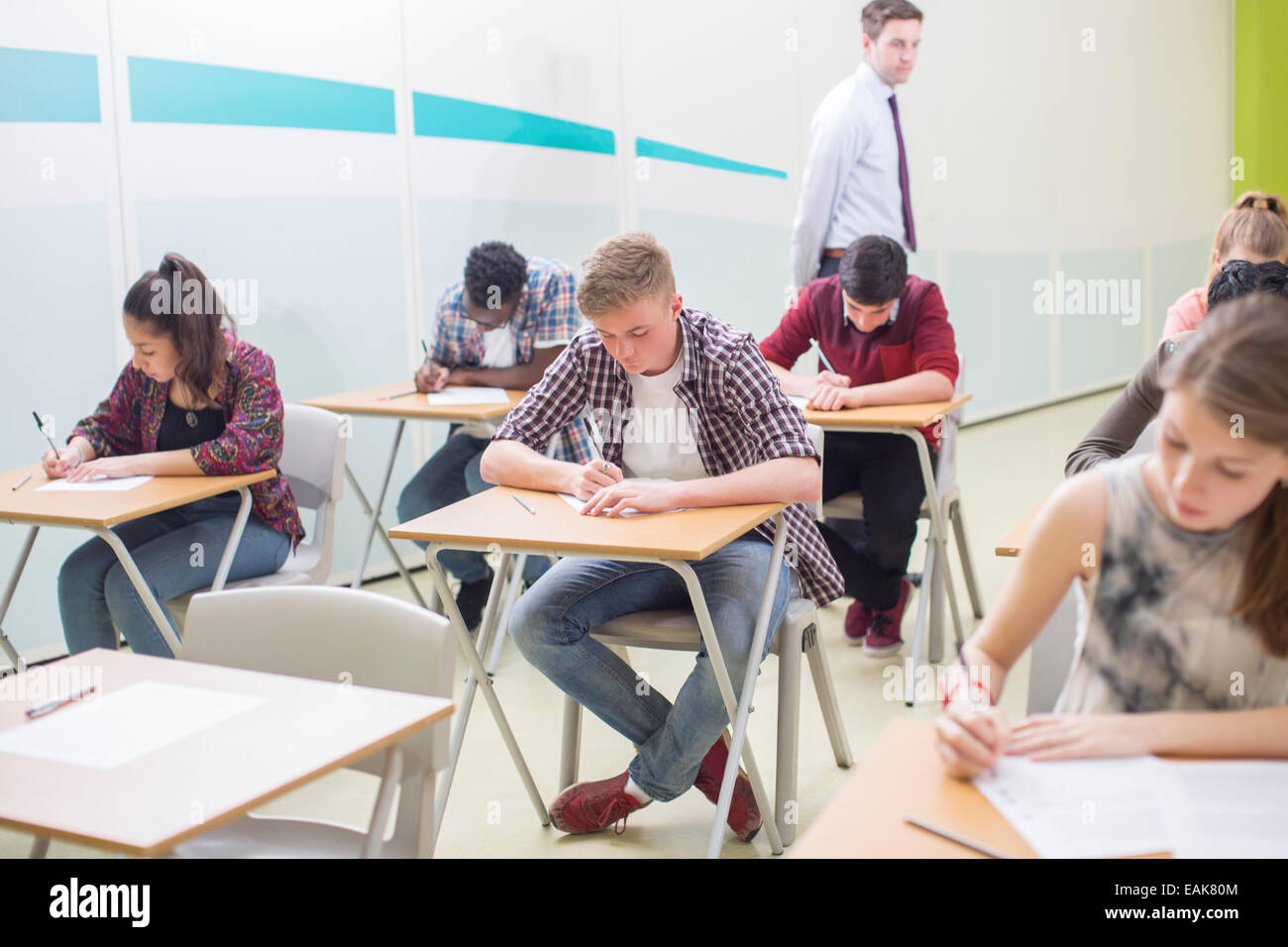 Los estudiantes han escrito sus exámenes GCSE en el aula Foto de stock