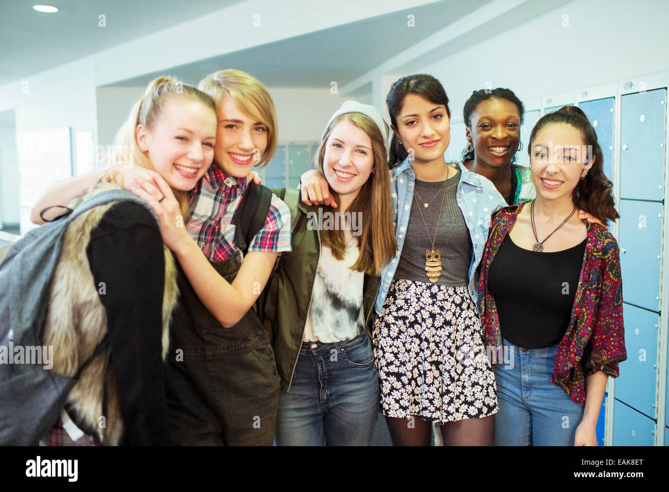 Retrato de grupo alegre alumnas de pie en el vestuario Foto de stock